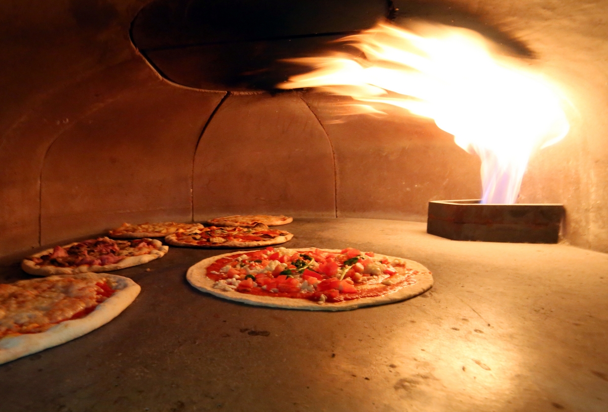 Pizzeria w Neapolu otwierająca drzwi dla gości festiwalu